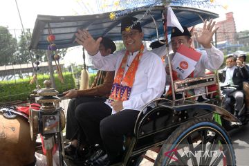 Anies Baswedan tiba di DPP PKS naik delman