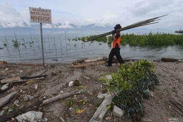 PENANAMAN MANGROVE HUT BASARNAS