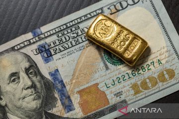 Emas kian terpuruk terpukul kenaikan dolar dan imbal hasil obligasi AS