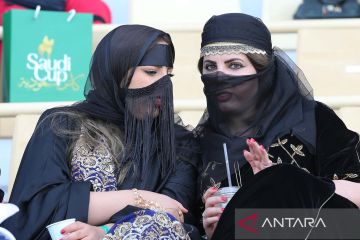 Gaya perempuan Arab Saudi saat menonton pacuan kuda di Riyadh