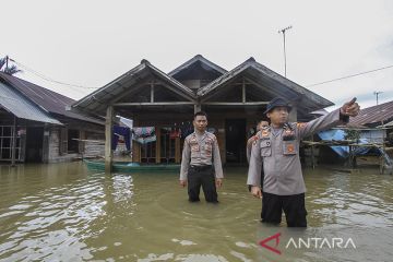 Patroli Polres Banjar Di Perkampungan Terendam Banjir
