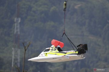 Angin kencang paksa sesi kualifikasi F1 Powerboat Danau Toba ditunda