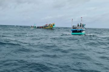 Basarnas selamatkan 12 ABK KM Exel yang mati mesin di Teluk Kupang