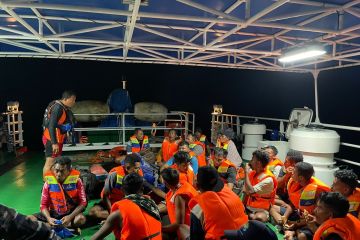 Basarnas evakuasi 23 penumpang  kapal mesin mati di Kabupaten Sikka