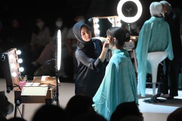 Wardah kenalkan 5 tren "makeup look" di panggung IFW 2023