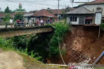 Hujan deras, 8 rumah di Sukabumi rusak akibat tergerus tanah longsor