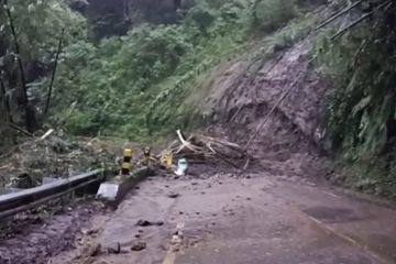 Jalur Malang-Kediri tertutup akibat tanah longsor