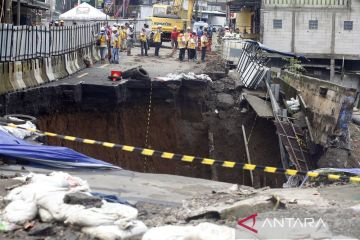 Ruas jalan Jembatan Cikereteg longsor