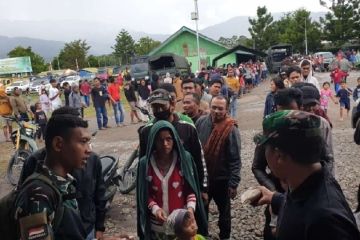 Penjabat Gubernur Papua Pegunungan tinjau pengungsi di Kodim 1702/Jwy