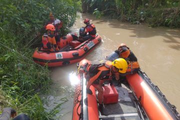 Tim SAR belum ditemukan bocah warga Cilegon terseret arus Kali Bona