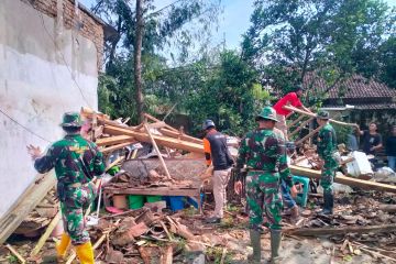 Jumlah bangunan rusak akibat angin puting beliung di Jember bertambah