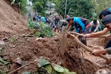 Tanah longsor di Madiun putus jalur penghubung antar desa