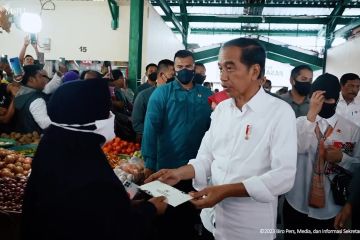 Blusukan ke pasar di Tarakan, Presiden tinjau harga bahan pokok