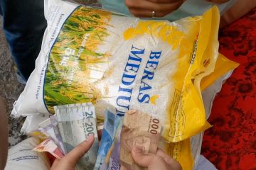 Bulog Cirebon gelar operasi pasar guna tekan harga beras