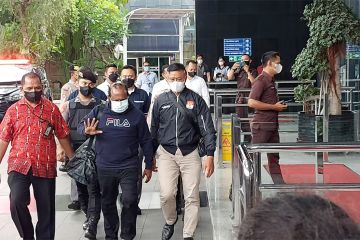 Bupati Mamberamo Tengah Ricky Ham Pagawak diperiksa di KPK