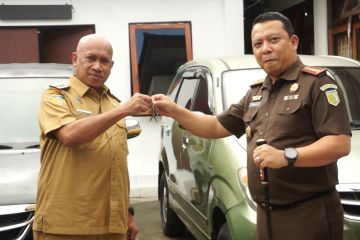 Kejari Jayapura tarik 8 mobil dari pensiunan ASN, kembalikan ke Pemda