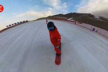 Menikmati olahraga musim dingin di kaki Tembok Besar China
