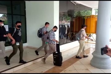 Penampakan koper hitam hasil geledah KPK di Kantor Dinas PU Papua
