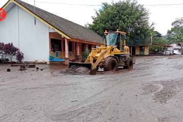 Petugas percepat proses pembersihan material banjir Ijen Bondowoso