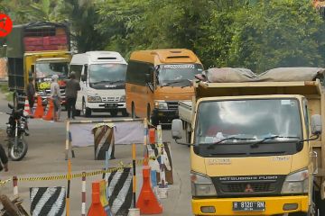 Polisi buka tutup jalan hindari pengendara dari gorong-gorong