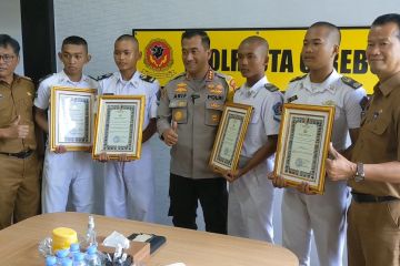 Polresta Cirebon beri penghargaan ke empat pelajar yang bekuk jambret