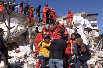 Bocah-bocah yang berhasil diselamatkan dari reruntuhan bangunan