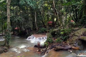 Menyilau pesona air terjun berundak di objek wisata Salodik