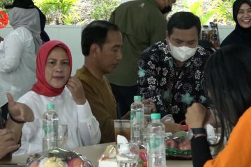 Momen Presiden Jokowi makan siang satu meja dengan pekerja proyek IKN