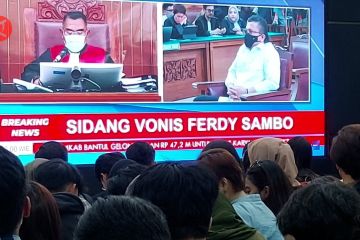 Ratusan mahasiswa Bandung nonton bareng sidang putusan Ferdy Sambo