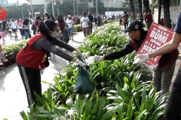 Aksi pungut sampah warga DKI dukung Hari Bersih Indonesia