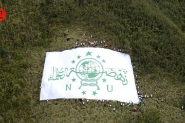 Peringatan satu abad NU bentangkan bendera raksasa di Gunung Panderman
