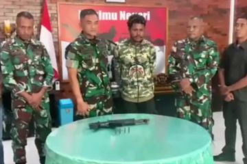 Simpatisan kelompok separatis di Yapen Papua serahkan senjata rakitan