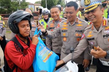 Tekan kecelakaan, Polda Banten bagikan helm kepada pengendara motor