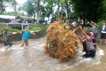 Warga dan petugas gotong royong benahi lingkungan pasca banjir