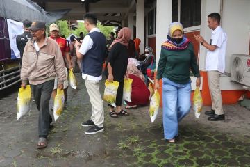 Warga Kota Bandung serbu operasi pasar murah beras premium
