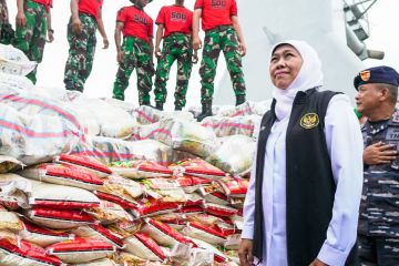 Forkopimda Jatim bantu logistik ke Masalembu pakai kapal perang