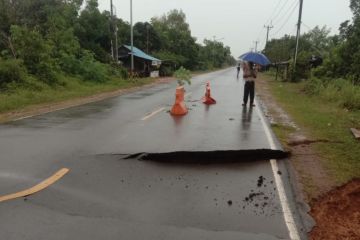 Jalan menuju Pulau Penyangga amblas akibat hujan deras