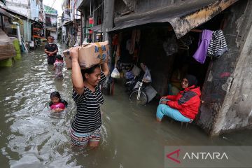 Banjir Jakarta, puluhan warga ngungsi di Gedung Kelurahan Semper Timur