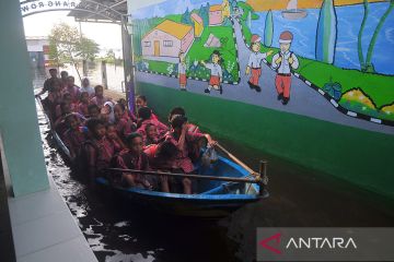 Perjuangan siswa SDN 4 Karangworo Kudus ikuti UTS saat banjir