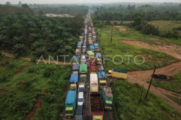 Macet total di jalan nasional Jambi