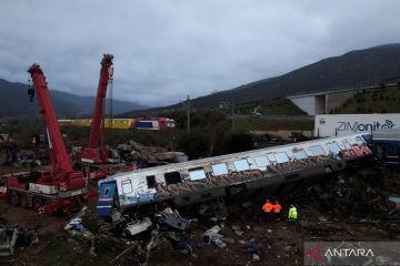 Evakuasi kecelakaan kereta di Yunani