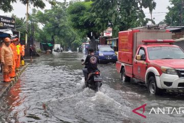 Pemkot Jakbar kerahkan ratusan personel tangani banjir di Kalideres