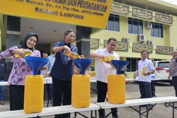 Kemendag mengamankan 9.648 botol minyak curah dikemas di Lampung