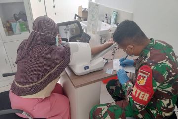 Satgas Pamtas berikan vaksinasi bagi pelintas di PLBN Badau