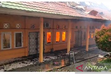 Delapan ruang kelas SLB Jambi terbakar saat siswa libur