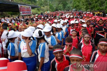 Lomba gerak jalan HUT kota Jaya[ura