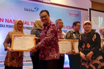 BKKBN Sultra raih penghargaan pelayanan KB terbaik II tingkat nasional