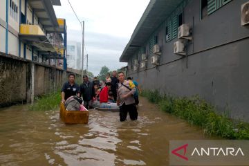 Jalan Raya Singkawang-Bengkayang terkena banjir rob