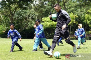 Marc Klok bermain bola bersama anak panti asuhan di Bali Zoo