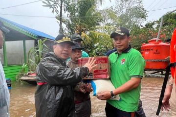 Bupati berikan bantuan ke tiga desa terdampak banjir di Sejangkung